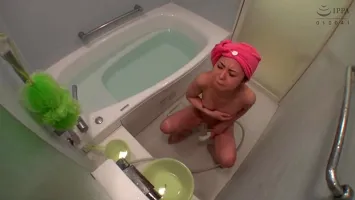 TUE-087 Инцест-видео в ванной, где жестокий младший брат занимается сексом со своей старшей сестрой каждый раз, когда они принимают ванну