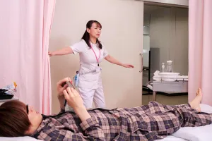 ДЭНДИ-879 Старая медсестра, которая чистит свое влагалище, как рука, очаровывает своих юных пациенток.  Красивая медсестра лет 50.