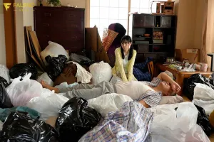 Китайские субтитры FSDSS-629 Заперта в мусорной комнате соседским мужчиной с ненормальным сексуальным влечением и постоянно маринуется во время кульминации Ами Токита