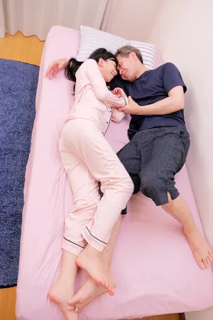 IENFH-30003 is only suitable for girls who are tired of exams!  Why not relieve stress with some cool bed exercises!  ?  A reliable old man is the best spiritual care for a somewhat old-fashioned daughter!  Feel the warmth of a man, discuss your concerns 