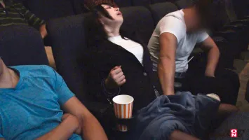 SDAM-8303 ミニシアター大好きサブカルカップルが映画館のレイトショー中に居眠りし、拘束され布団の中で粘着オナニーで黙って失禁。