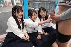 SDMM-145 Волшебное зеркало - ученица на школьной поездке, приехавшая в Токио из сельской местности. Ее глаза увлажнились от сильного удовольствия, которого она никогда раньше не испытывала, когда впервые испытала электрический массажер. Ее киска стала нас