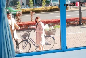 SDMU-787 Magic Mirror No. × Acme Bicycle Mamachari Married Woman Serving!  I feel like everyone is looking at me... In front of the public!  ?  Im going to live!  A large amount of squirting cum acme with Harigata Piston!  !