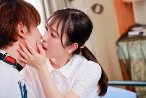 STARS-842 Ёцуба Коминато История поцелуев и любви с Ёцубой-сенсей, учительницей, которая дразнит меня, плохую ученицу, своими сладкими поцелуями.