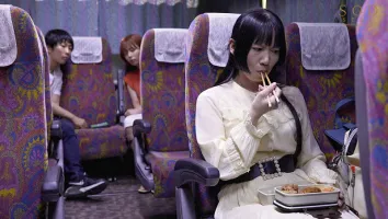 STARS-970 긴 휴가 중 고속버스가 교통 체증을 겪었다... 도쿄로 돌아가기까지 7시간까지 소리도 내지 못하고 옆에 있던 유부녀가 낮은 목소리로 계속 나를 유혹했다. .  (2023년 7월 하순) 사쿠라 마나
