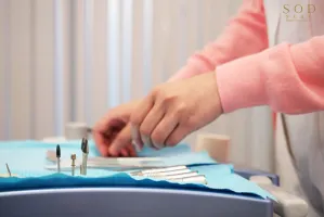 START-033 Целующийся ассистент стоматолога Господин Нацуме приглашает пациента Велочу во время и после лечения и сжимает сперму посредством полового акта в воздухе.