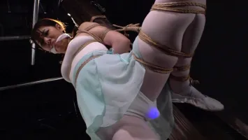 CMV-155 Балерина с завязанной веревкой, первобытная молодая леди, которую безжалостно мучает декольте на половых органах, Рин Пич.