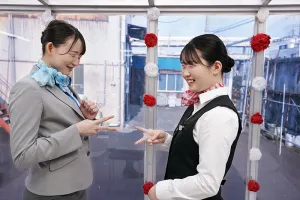 DVMM-006 Красивая стюардесса с номером MM выиграет 1 миллион иен с помощью ограниченного волшебного зеркала!  Если проиграешь, немедленно садись в седло!  Бейсбольный кулак против кримпая в самолете!  Достигая непрерывной вагинальной эякуляции с помощью п