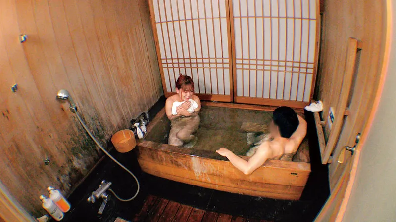 SKMJ-214 错过末班车的男女朋友遭遇“混浴温泉”会怎样……！  ? 与朋友、工作、前辈和晚辈有关的两男一女，醉醺醺的，身心赤裸，在混浴温泉中互相洗身。  ?