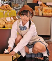 Китайские субтитры HUNTA-654 «Может быть, этот снимок беззащитных трусиков был намеренным?  Студентка, которая подрабатывает в пекарне, где я работаю, в три раза симпатичнее, потому что подрабатывает в своей униформе!  …