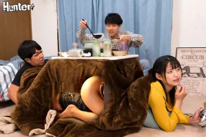 HUNTC-049 “這比平常濕了……” kotatsu ntr！在您最好的朋友面前，您將秘密地發生豐富的性愛，這樣您就不會和她最好的朋友一起離開Kotatsu！