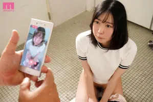 MIDV-300 My Shy Girlfriend Was Turned On By Middle-Aged Men In Uniforms On The Train On Her Way To School NTR Miyu Oguri