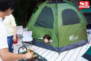 SSNI-690 寝取られテント ～夫が肉を焼いている14分間、テントの中で寝取られ続ける巨乳妻～ 奥田咲